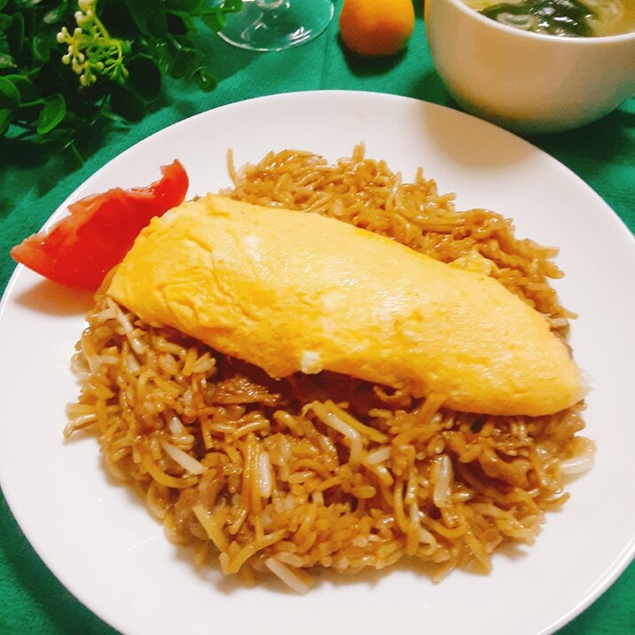 ふわトロで溢れる美味しさ!そばめしオムレツ
